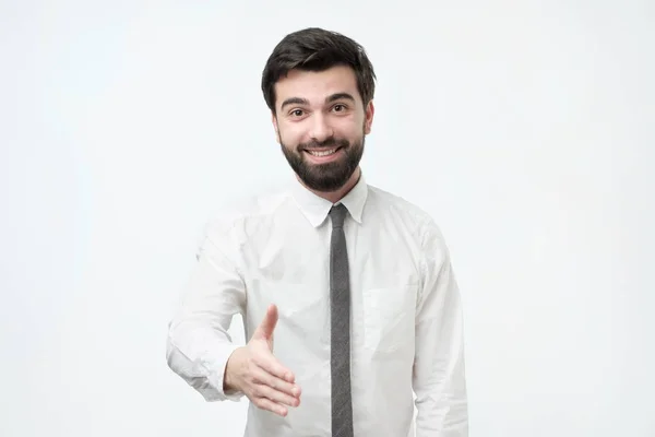 Knappe Spaanse Man Wit Overhemd Wuiven Hand Schudden Welkom Thuis — Stockfoto
