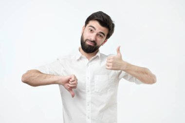 İyi ya da kötü işaret yapma bir karar vermek çalışan adam. Arasında kararsız Evet ya da değil