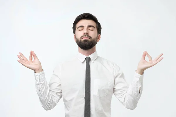 Geconcentreerd Bebaarde Hispanic Man Met Mediteert Probeert Ontspannen Een Dag — Stockfoto