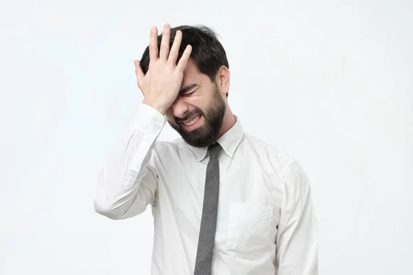 Ein Spanischer Mann Hält Seinen Kopf Der Hand Und Vergisst — Stockfoto