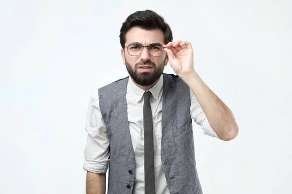 Komik Şüpheci Adam Kameraya Bakarak Gözlük Yakışıklı Sözleşmedeki Ince Baskı — Stok fotoğraf