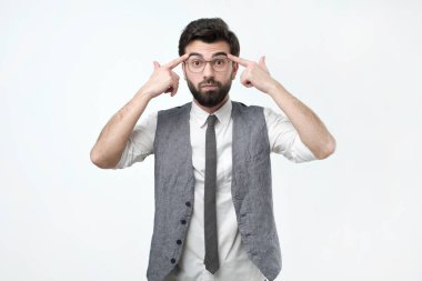 İspanyol yakışıklı adam şaşkın bir bakışla bir fikri üzerine konsantre