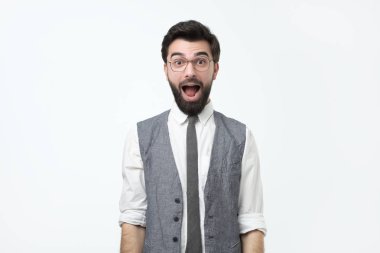 açık ağızlı deli İspanyol Genç adam şaşırır