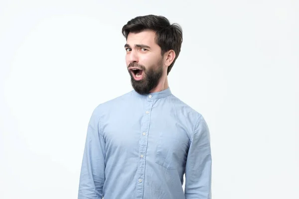 Siyah sakallı genç komik İspanyol adamla şok ve sürpriz. — Stok fotoğraf