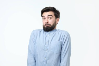 Şaşkın genç İspanyol adam şüphe veya o haberle şok.