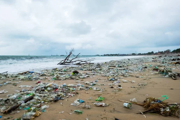 Poubelles sur la plage, pollution de l'environnement à Bali Indonésie . — Photo