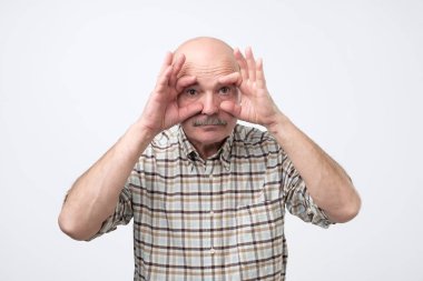 Parmakları ile gözlerini açmaya çalışırken sıkılmış uykulu komuta sizde.