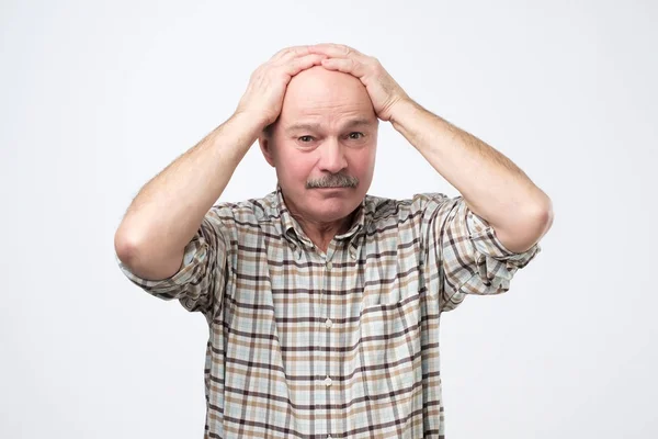 Ellendig en sombere man, fronsen en ontevreden kijken terwijl hoofd — Stockfoto