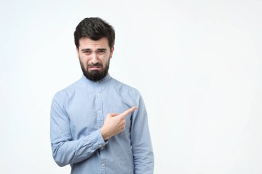 Sızlanan veya ağlıyor, çatık ve gözyaşları bir kenara işaret saklamaya üzgün kasvetli Avrupa erkek.