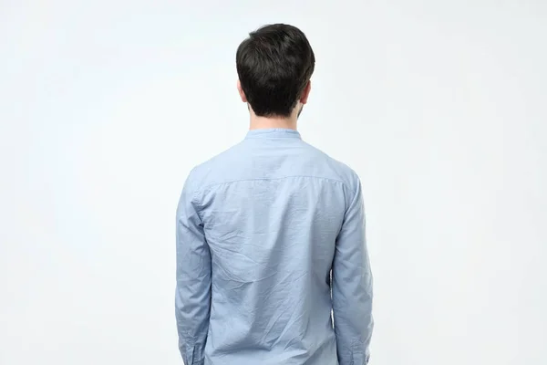 Jovem de camisa azul sozinho — Fotografia de Stock