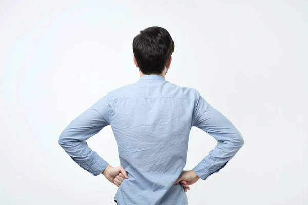 Ung man i blå skjorta står ensam — Stockfoto