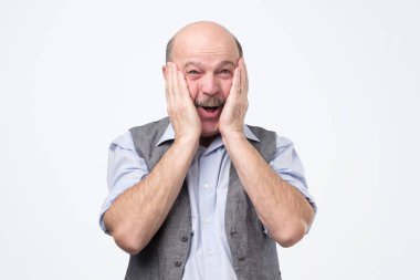 Palm yanaklarda tutan zevk ve sürpriz, bağırmaya neşeli over-emotive komuta sizde,