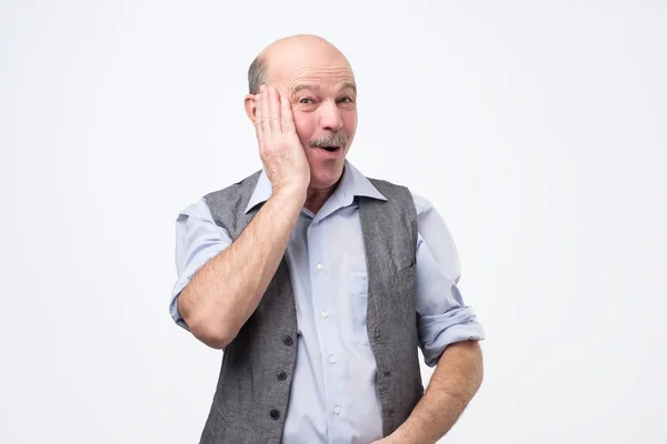 Vrolijke over-emotive senior man, schreeuwen van plezier en verrassing, met palm op wangen — Stockfoto