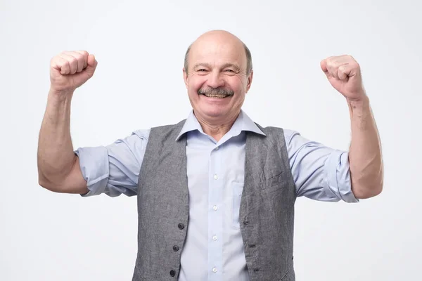 Retrato de un español feliz con los puños en alto celebrando su victoria — Foto de Stock