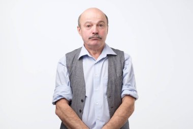 Üzgün üzgün üst düzey adam kameraya küçük bir umutla bakıyor