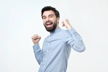 Sakallı genç İspanyol adam onun zafer ya da başarı, yumruk kadar yükselterek kutluyor.