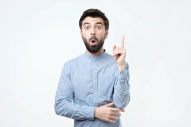 Harika bir fikir sahip açık ağızlı mavi tişörtlü mutlu adam