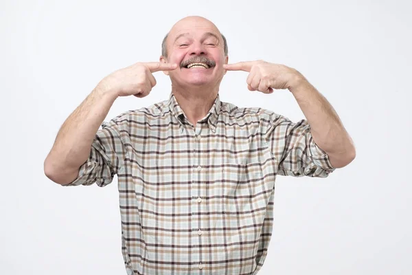 Retrato Homem Sorridente Sênior Feliz Apontando Seus Dentes Com Dedos — Fotografia de Stock