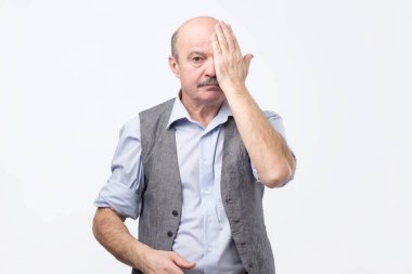 Ciddi komuta sizde gözleri test yaparken bir göz kapsayan.