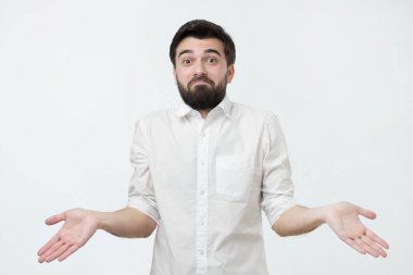 Üzgün İspanyol adam ellerini atar