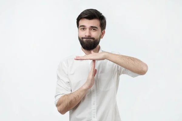 Španělské mladý muž s černým plnovousem, časový limit gesto — Stock fotografie