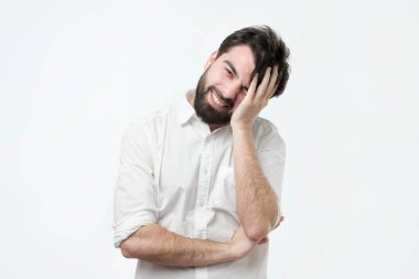 Güven eksikliği. Utangaç genç İspanyol adam.