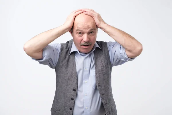 Senior man kan inte styra panik och stress håller händerna på huvudet öppna munnen. — Stockfoto