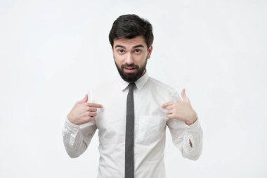 Yakışıklı papatyanın İspanyolca hacimli saçlı adam ve kendini işaret parmaklarını sakal