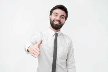 Beyaz gömlekli siyah sakallı İspanyol adam hoş geldiniz onun arkadaş veya iş arkadaşı.