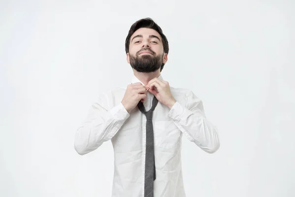 Muž v košili oblékání a úpravě kravatou na krku — Stock fotografie