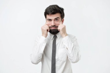 Cilt ve kırışıklıkları sorunları. İspanyol yakışıklı beyaz gömlekli derisi yüz germe