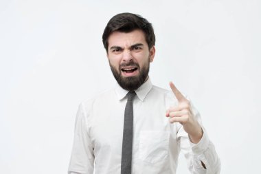 Kızgın İspanyol adam iş şüphe tartıştığınızı işaret