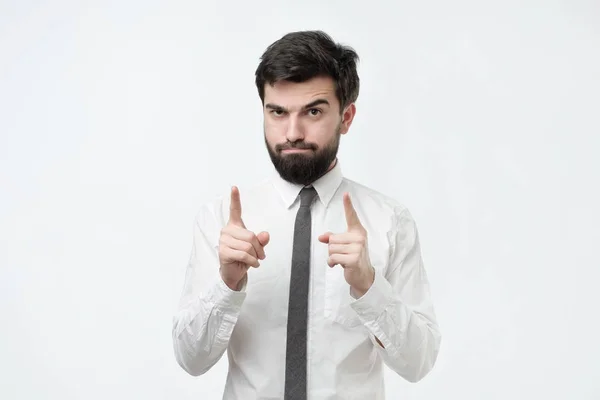 Spaanse boze man met baard dragen witte shirt tuchtigen zijn ondergeschikte voor fout op het werk. — Stockfoto