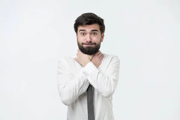Španělské muž s vousy a bílé tričko, drželi se za ruce za krk na šedém pozadí — Stock fotografie