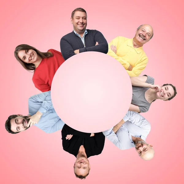 Mehrere lächelnde positive europäische Männer und Frauen im Kreis über einem rosafarbenen Hinterteil. — Stockfoto