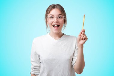 Gözlük ve beyaz t-shirt bir fikir işaret kız beyaz öğrenci