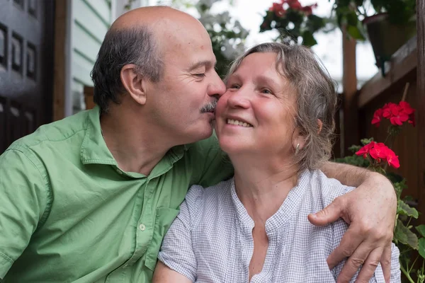 Gelukkig senior koppel verliefd. Park buiten. — Stockfoto