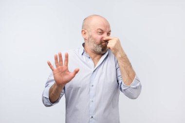 Pis koku olgun adam kötü korkunç koku yüzünden burun holding