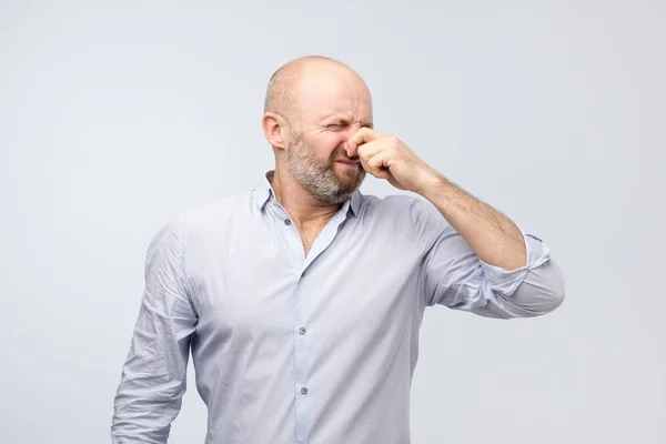 Stinkender Geruch Reifer Mann Hält Nase Wegen Üblen Schrecklichen Geruchs — Stockfoto