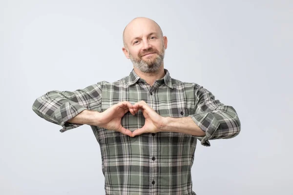 Encantador Hombre Europeo Atractivo Cogido Mano Gesto Del Corazón Equivoca — Foto de Stock