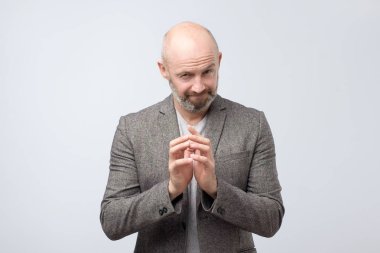 Beyaz arka plan üzerinde el ile birlikte düşünme kurnaz zor olgun adam. Haksız oyun kavramı