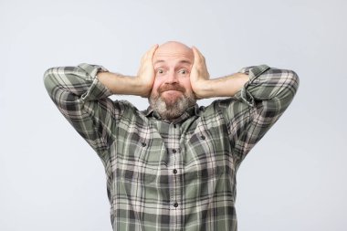 Onun kız arkadaşı sohbet eden çalışıyorum kulakları kapsayan gerildi Olgun Avrupa adam