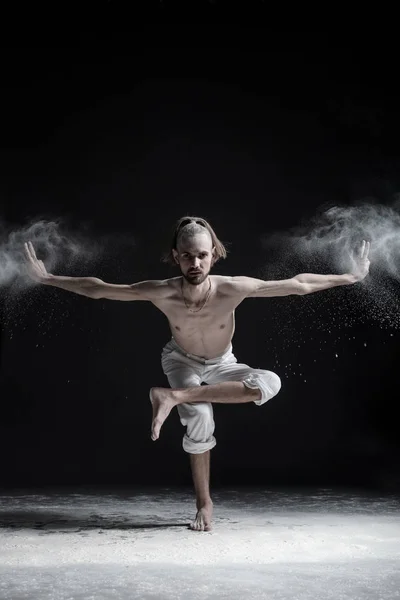 Sportieve Jongeman Beoefenen Van Yoga Balans Oefening Been Doet Balancing — Stockfoto