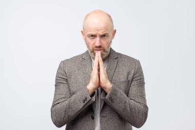 Lütfen yardım et. Sakallı olgun adam bir yardıma ihtiyacım var. Gri arka plan üzerinde atış studio izole