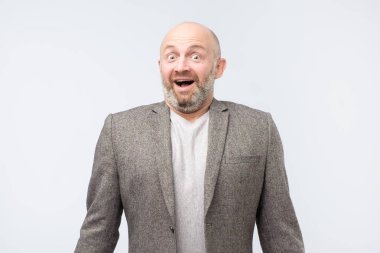 Çekici şaşırttı sakallı adam açılmış ağzıyla ayakta.