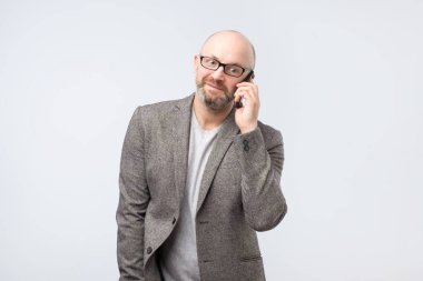 Beyaz arka plan üzerinde telefonda konuşan Avrupa adam
