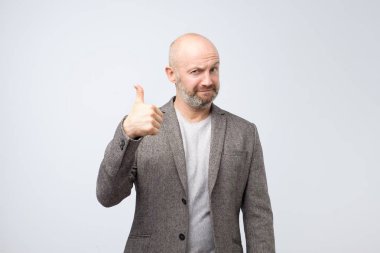 Yukarı adamla genç yenilikçi