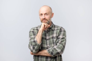 Orta düşünme, liderlik yansımaları ve endişelerini ifade, bir karar vermek çalışıyor adam yaşlı. Yüz insan duygu.