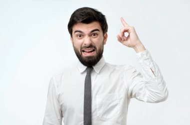 ITE ve beyaz gömlek çığlık öfkeli adam