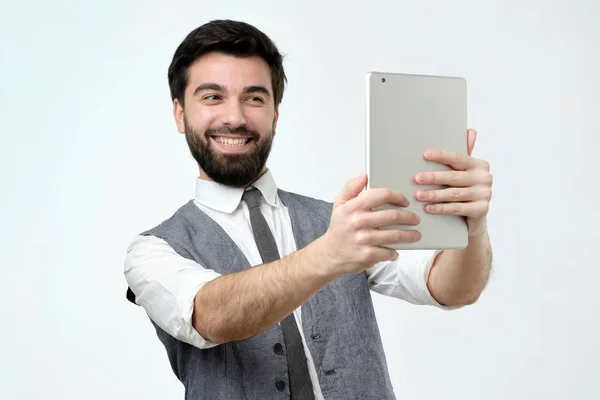 Hombre hablando con la familia a través de chat de vídeo durante vwork —  Fotos de Stock